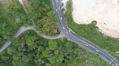 Sonbahar sezonunda ormandaki dağ yolunun havadan görünüşü Kavisli yolun insansız hava aracı manzarası kıvrımlı yol manzarası Güzel ağaçlar seyahat ediyor Asya Phuket Tayland