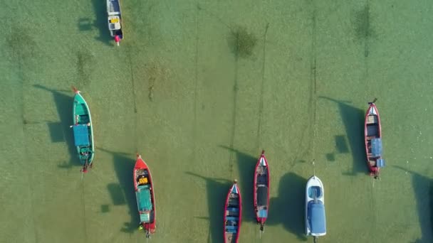 Καταπληκτική Εναέρια Top View Longtail Αλιευτικά Σκάφη Στην Τροπική Θάλασσα — Αρχείο Βίντεο