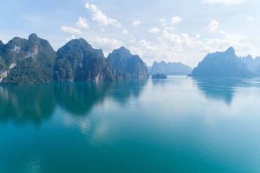 Tayland 'daki tropikal dağ zirvesinin insansız hava aracı görüntüsü güzel takımadalar Tayland manzaralı dağlar Khao Sok Ulusal Parkı' ndaki göl manzarası inanılmaz doğa manzarası