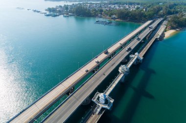 Hava üstten görünüm dron atış Bridge Köprüsü yol görüntü ulaşım arka plan konsepti otomobil ile