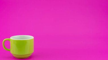 Renkli kağıt arka planda renkli kahve fincanı kahve dükkanında kahve ve çay için bir sürü fincan yiyecek ve içecek kavramı