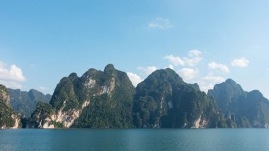 Tayland 'daki güzel tropikal dağ zirvesi güzel takımadalar Tayland manzarası dağları Khao Sok Ulusal Parkı' ndaki göl manzarası inanılmaz doğa manzarası