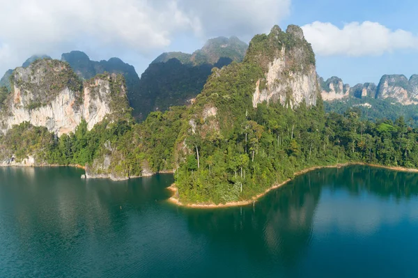 Légi Drón Kilátás Trópusi Hegycsúcs Thaiföldön Gyönyörű Szigetvilág Szigetek Thaiföld — Stock Fotó