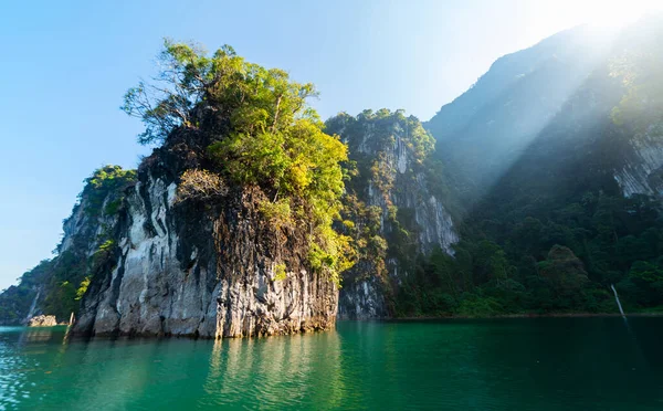 タイの美しい熱帯の山のピーク美しい群島の島タイカオソック国立公園の湖の風景山素晴らしい自然景観 — ストック写真