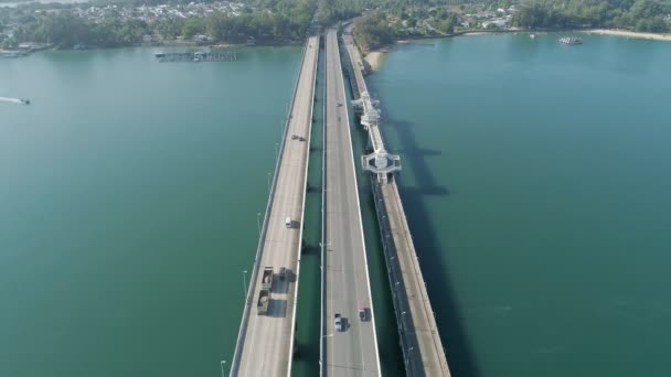 空中俯视桥上的无人机拍摄桥梁道路图像交通背景概念 — 图库视频影像