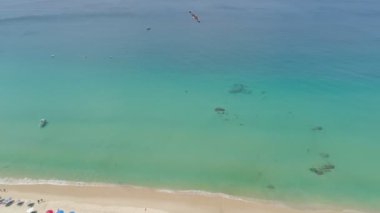 7 Şubat 2022 'de Surin plajı Phuket Tayland' da bulunan güzel Phuket adasındaki Tropikal sahil manzarası inanılmaz güzel.