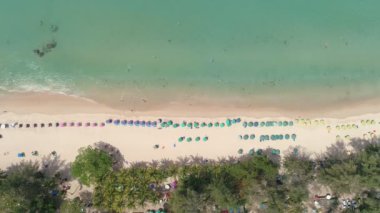 7 Şubat 2022 'de Surin plajı Phuket Tayland' da bulunan güzel Phuket adasındaki Tropikal sahil manzarası inanılmaz güzel.