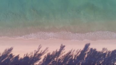Güzel tropikal deniz kumlu plajının ve kumsala vuran dalgaların hava görüntüsü Phuket thailand sahilindeki güzel deniz yüzeyi ünlü bir turizm merkezidir.