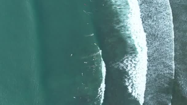 Erstaunliche Luftaufnahme Von Oben Nach Unten Von Wellen Brechen Auf — Stockvideo