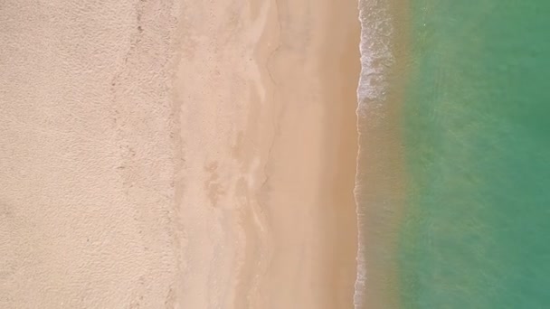 Luchtfoto Drone Camera Van Prachtige Tropische Zee Zandstrand Golven Crashen — Stockvideo