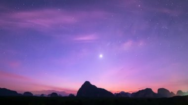 İnanılmaz doğa zamanı Samanyolu galaksisi yıldızları gece gündüz Phang Nga Tayland 'da görülür güzel doğa gece gökyüzünde 60 FPS. 4K Renkli Bulutlar Gün doğumu