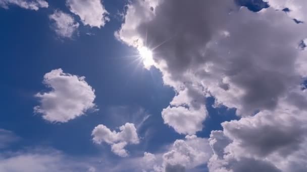 Blauwe Lucht Witte Wolken Met Zonlicht Flare Cumulus Wolk Wolkenlandschap — Stockvideo