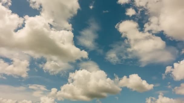 Céu Azul Nuvens Brancas Com Brilho Luz Sol Cumulus Cloud — Vídeo de Stock
