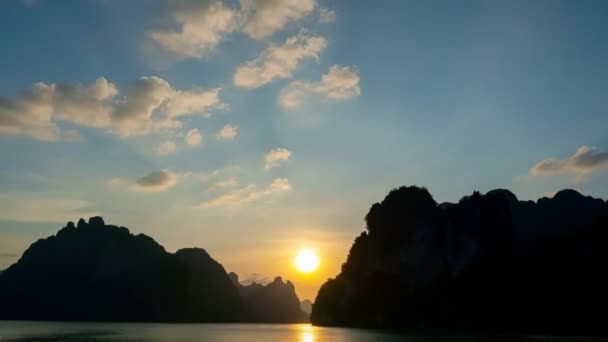 Удивительный Свет Природы Восход Неба Закат Красивые Облака Текущие Над — стоковое видео