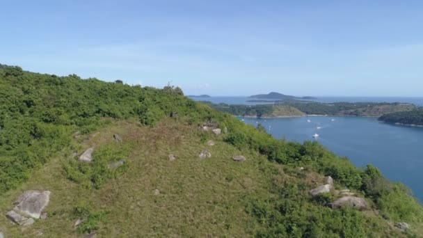 在蓝色的大海中 空中俯瞰着热带的大海 上面耸立着神奇的山岩悬崖 美丽的海面航空景观无人驾驶飞机射击 高角度的海洋景观 — 图库视频影像