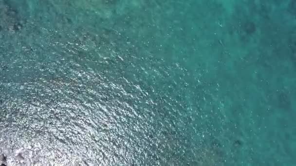 Letecký Pohled Dron Kamera Top Seashore Skály Modrém Oceánu Tyrkysový — Stock video