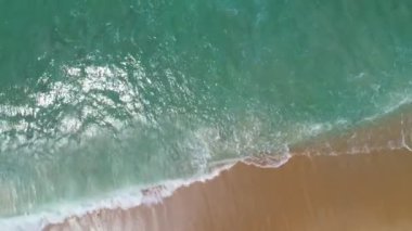 Güzel tropikal deniz kumlu plajının ve kumsala vuran dalgaların hava görüntüsü Phuket thailand sahilindeki güzel deniz yüzeyi ünlü bir turizm merkezidir.