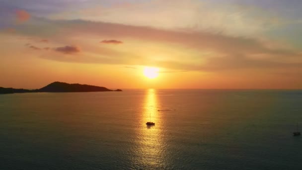 在安达曼海泰国普吉岛 一艘落日美丽的游艇的空中景观迷人的落日或日出帆船在落日的小浪花中屹立 — 图库视频影像