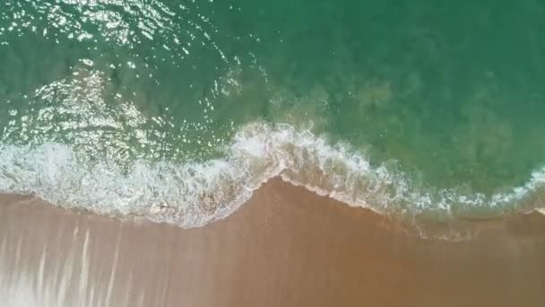 美しい熱帯の海の砂のビーチと波が上から砂のビーチに衝突する空中ビュードローンカメラプーケットタイビーチの美しい海の表面は有名な観光地です — ストック動画