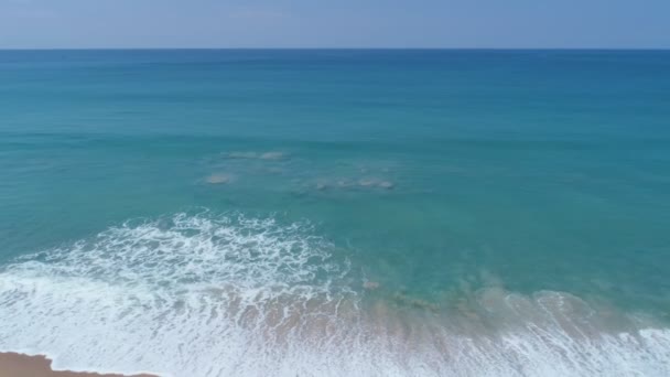 Câmera Drone Visão Aérea Bela Praia Areia Mar Tropical Ondas — Vídeo de Stock