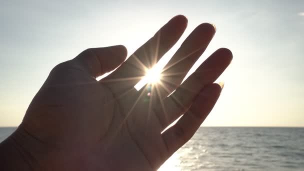 Main Homme Efforcent Soleil Lumière Fusée Éclairante Coucher Soleil Profond — Video