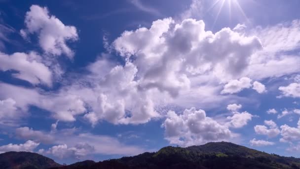 Langit Biru Awan Putih Dengan Puffy Berbulu Putih Awan Awan — Stok Video
