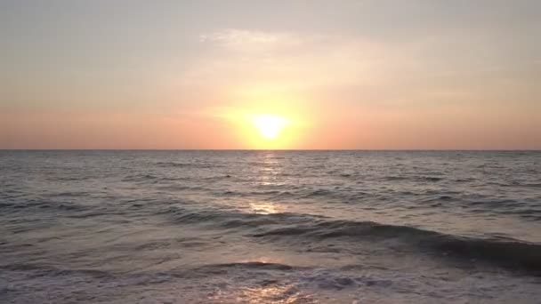 海のビデオの上の日没や日の出で熱帯の海4K 太陽は地平線に触れ 黄金の時間の赤い空素晴らしい海の景色 海のビーチの夕日 波の雲の中の太陽幻想的な自然の夕日 — ストック動画