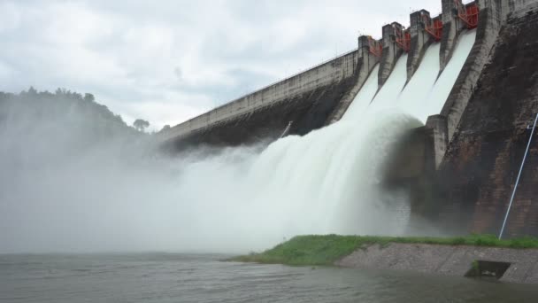 Barragem Hidrelétrica Floodgate Com Água Corrente Através Portão Abra Primavera — Vídeo de Stock