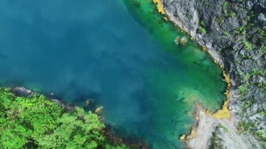 Hava manzaralı göl ya da gölet Güneşli güzel ve bakir doğanın muhteşem manzarası güzel güzel hava gününde Drone kamerasından alınan yüksek kaliteli video güzel su yüzeyinde