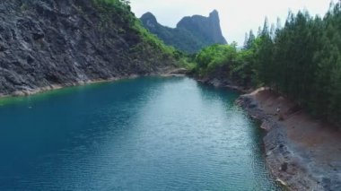 Hava manzaralı göl ya da gölet Güneşli güzel ve bakir doğanın muhteşem manzarası güzel güzel hava gününde Drone kamerasından alınan yüksek kaliteli video güzel su yüzeyinde