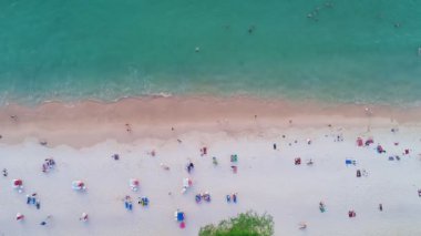 Güzel tropikal deniz kumlu plajının ve kumsala vuran dalgaların hava görüntüsü Phuket thailand sahilindeki güzel deniz yüzeyi ünlü bir turizm merkezidir.