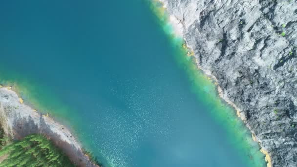空中观看湖泊或池塘在阳光充足的好天气里美丽的新鲜而原始的自然美景无人机拍摄的高质量视频俯瞰美丽的水面 — 图库视频影像