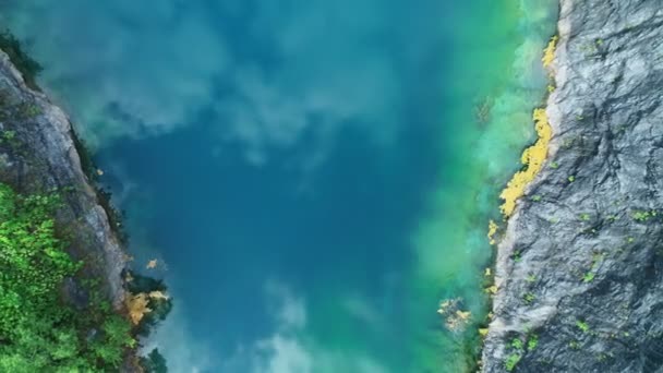 空中ビュー湖や池天気の良い日に美しい新鮮で処女性の素晴らしい景色ドローンカメラから高品質のビデオトップダウン美しい水面 — ストック動画