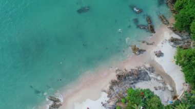 Güzel tropikal deniz kumlu plajının ve kumsala vuran dalgaların hava görüntüsü Phuket thailand sahilindeki güzel deniz yüzeyi ünlü bir turizm merkezidir.