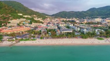 Hava manzaralı güzel patong plajı Phuket Tayland harika deniz kumsalı kumsalı turist gezisi yeri andaman denizi güzel ada 12-2022 Şubat