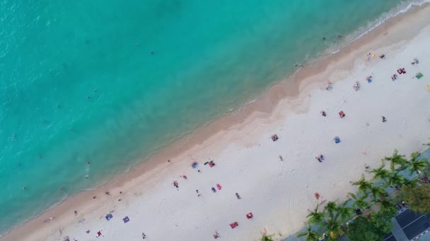 Kamera Widokiem Lotu Ptaka Piękna Tropikalna Piaszczysta Plaża Fale Uderzające — Wideo stockowe