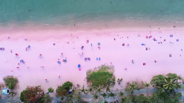 美丽的热带海洋沙滩上的空中摄像无人驾驶相机和海浪从上方拍打沙滩上美丽的海面是著名的旅游胜地 — 图库视频影像