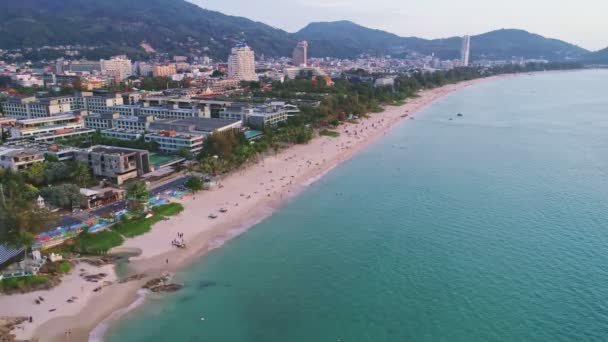 Kamera Widokiem Lotu Ptaka Piękna Tropikalna Piaszczysta Plaża Fale Uderzające — Wideo stockowe