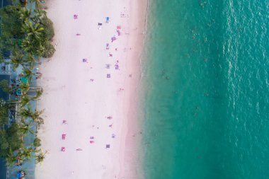 Pembe kumlu plajın aşağısındaki hava manzarası güzel pastel kumsal Phuket Tayland ve inanılmaz deniz kumsalı kumsalı turistik geziler için Andrea Denizi 'ndeki güzel ada