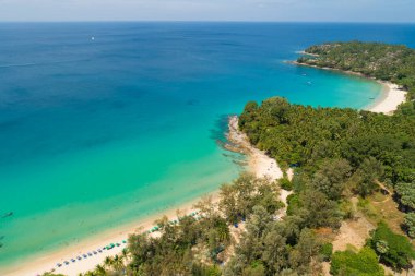 7 Şubat 2022 'de Surin plajı Phuket Tayland' da bulunan güzel Phuket adasındaki Tropikal sahil manzarası inanılmaz güzel.