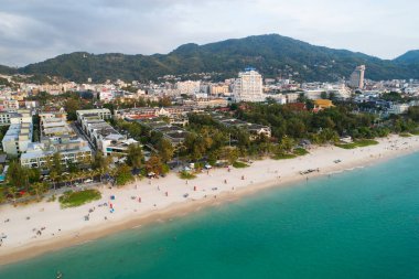 Hava manzaralı güzel patong plajı Phuket Tayland harika deniz kumsalı kumsalı turist gezisi yeri andaman denizi güzel ada 12-2022 Şubat