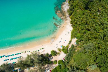 7 Şubat 2022 'de Surin plajı Phuket Tayland' da bulunan güzel Phuket adasındaki Tropikal sahil manzarası inanılmaz güzel.