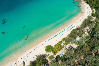 7 Şubat 2022 'de Surin plajı Phuket Tayland' da bulunan güzel Phuket adasındaki Tropikal sahil manzarası inanılmaz güzel.