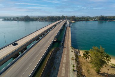Hava üstten görünüm dron atış Bridge Köprüsü yol görüntü ulaşım arka plan konsepti otomobil ile