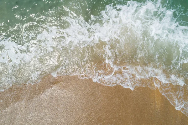 Αεροφωτογραφία Αμμώδης Παραλία Και Κύματα Όμορφη Τροπική Θάλασσα Πρωί Καλοκαιρινή — Φωτογραφία Αρχείου