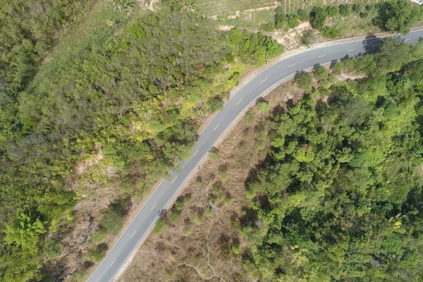 春の山岳道路の旅空中ビューの道路カーブの建設山に素晴らしいトップダウンの画像ドローンカメラから — ストック写真