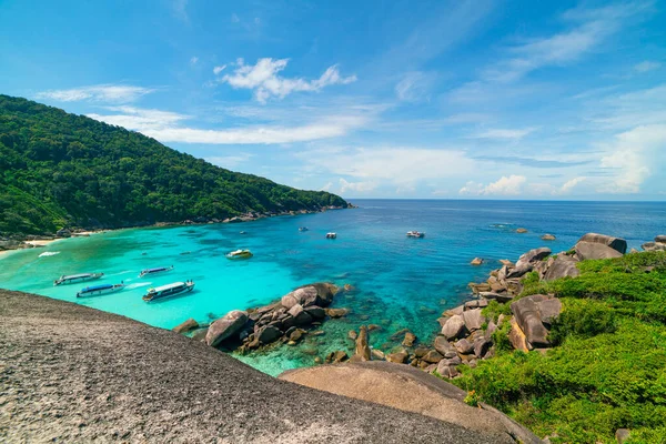 Similan Adaları 'nda kumlu sahilde dalgaların çarptığı güzel kumlu sahil Similan Adası No: 8, Similan Ulusal Parkı, Phang nga Tayland