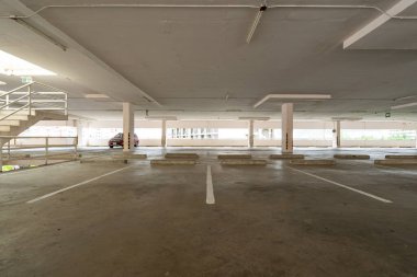 Garaj mağazası içi boş otopark ya da garaj iç mimari ofis
