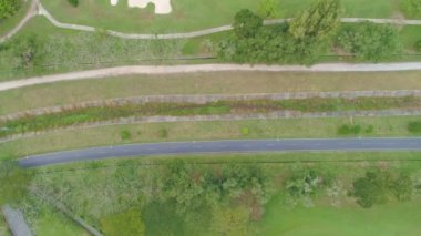 Golf sahasının havadan görünüşü yeşil çimenleri ve ağaçları golf sahasına koyuyor ve yeşil üst manzarayı yaz güneşli günlerinde golf sahalarının üzerine koyuyor.