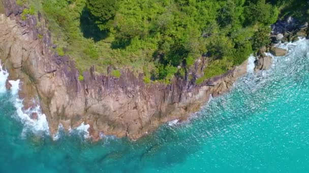 Letecký Pohled Dron Kamera Top Seashore Rocks Blue Ocean Beautiful — Stock video